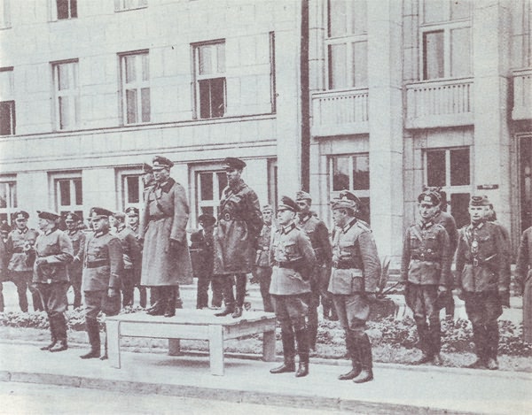 Генерал Гудериан и комбриг Кривошеин принимают совместный военный  парад
