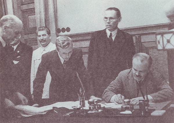 В.М. Молотов подписывает советско-германский договор о дружбе и границе