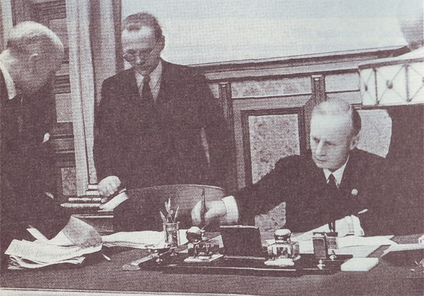 Риббентроп подписывает советско-германский договор о дружбе и границе