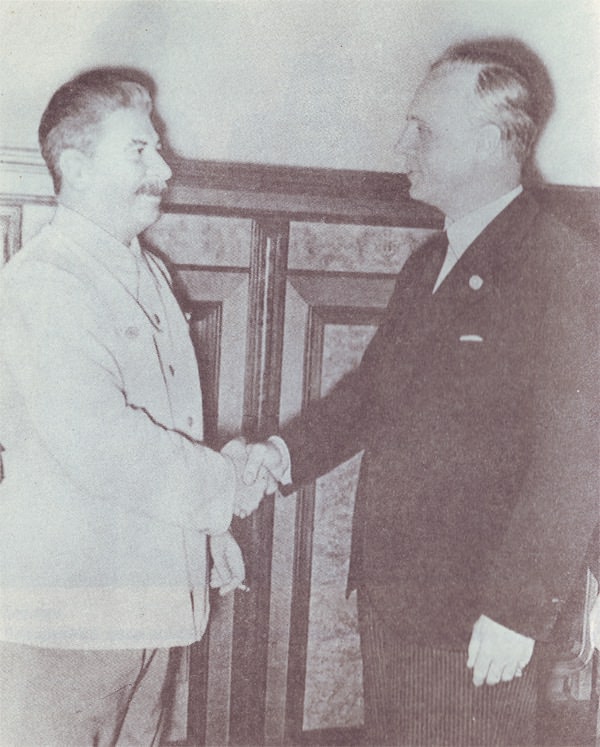 Сталин и Риббентроп после подписания пакта о ненападении